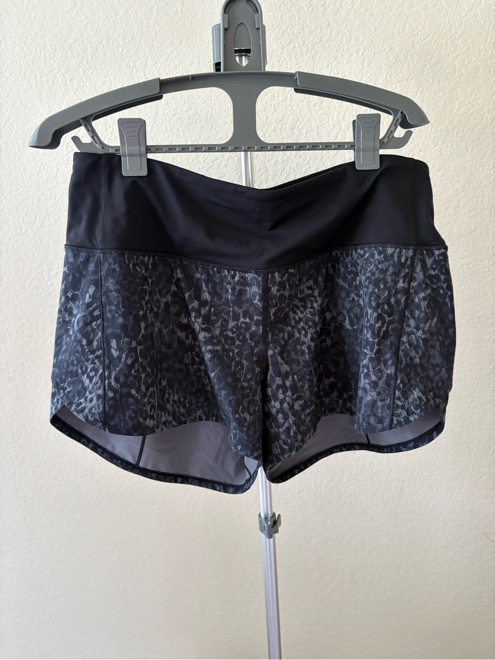 Lululemon Leopard-Print Speed Up High Rise Shorts Size 10 - Picture 3 of 5